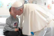 El Papa consuela a niños enfermos durante su visita a la ciudad del Padre Pío [FOTOS]
