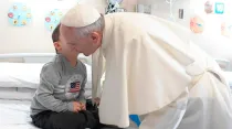 El Papa con uno de los niños enfermos. Foto: Vatican Media