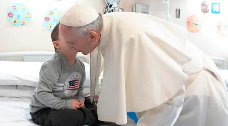 El Papa consuela a niños enfermos durante su visita a la ciudad del Padre Pío [FOTOS]