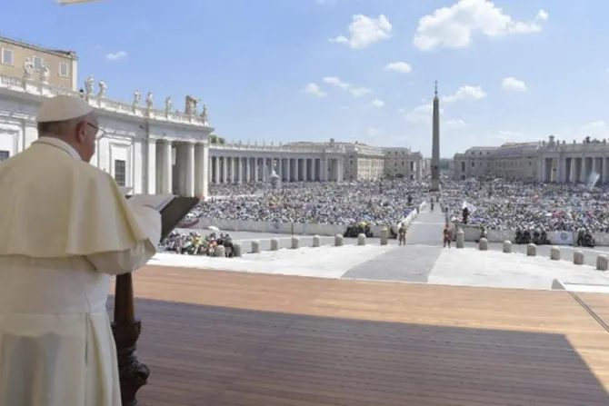 Sonoro “gracias” del Papa Francisco a sacerdotes y consagradas que trabajan con jóvenes