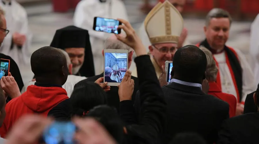 El Papa en una celebración rodeado de celulares. Foto: Daniel Ibáñez / ACI Prensa