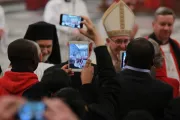 El Papa advierte que la Misa no es un espectáculo: ¡Nada de hacer fotos con el celular!