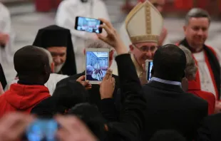 El Papa en una celebración rodeado de celulares. Foto: Daniel Ibáñez / ACI Prensa 