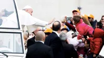 El Papa saluda a los fieles en la Plaza de San Pedro. Foto: Daniel Ibáñez / ACI Prensa