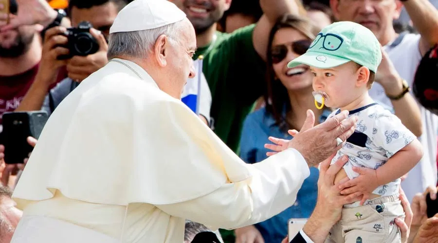 El Papa saluda a un niño. Foto: Daniel Ibáñez / ACI Prensa