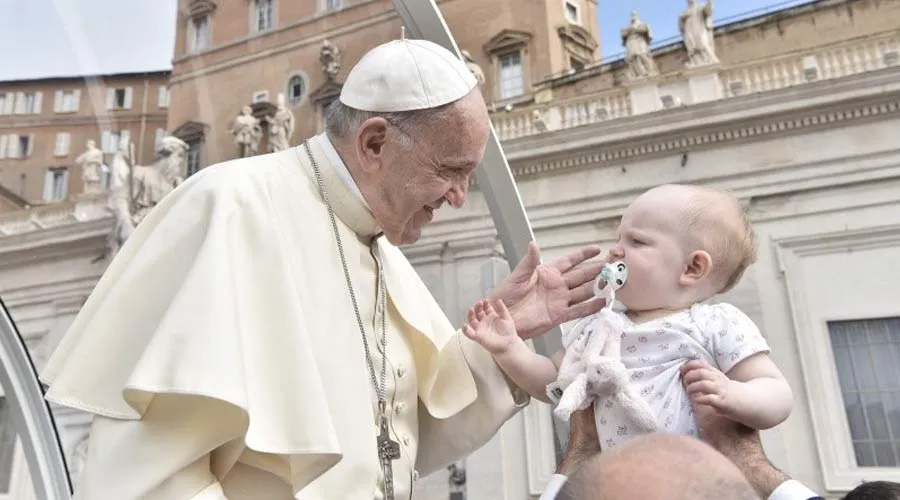 El Papa Francisco bendice a un niño. Foto: Vatican Media?w=200&h=150