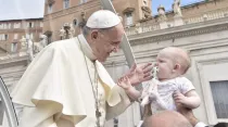El Papa Francisco bendice a un niño. Foto: Vatican Media