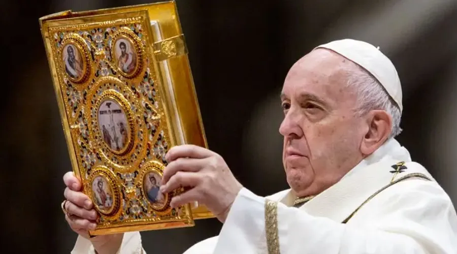 El Papa Francisco sostiene el Evangelio. Crédito: Daniel Ibáñez / ACI Prensa.?w=200&h=150