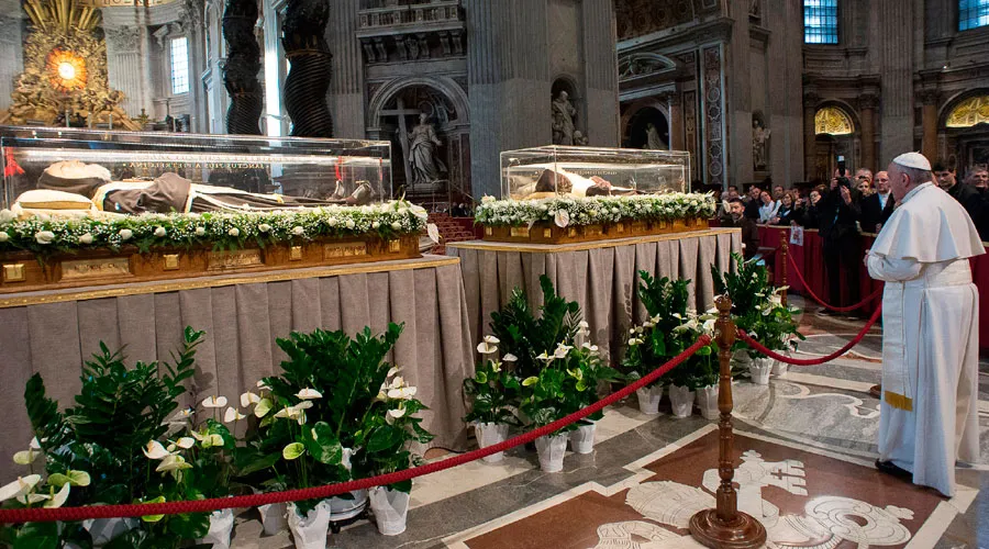 El Papa ora ante los cuerpos del P. Pío y Leopoldo Mandi. Fotos: L'Osservatore Romano?w=200&h=150
