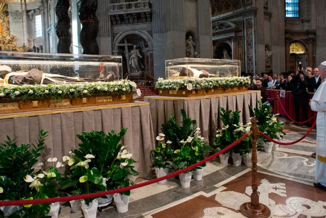 [FOTOS] El Papa venera por sorpresa el cuerpo del Padre Pío en la Basílica de San Pedro