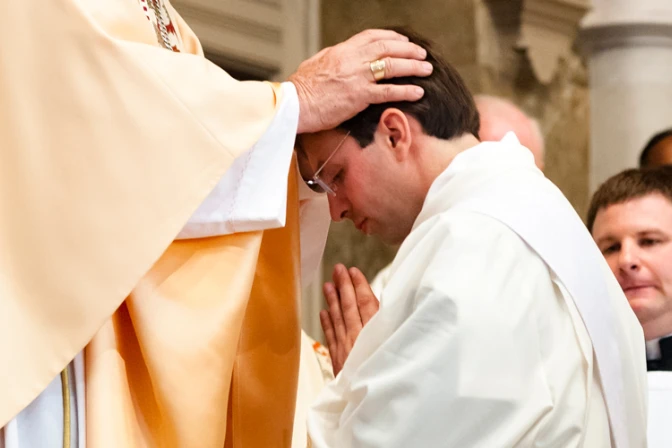 Era protestante e ingeniero espacial: Gracias al rosario ahora es sacerdote