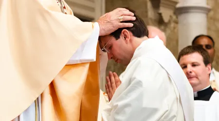 Era protestante e ingeniero espacial: Gracias al rosario ahora es sacerdote