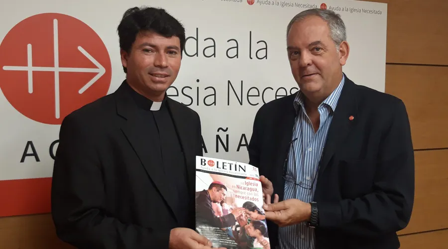 P. Cristóbal Gadea (izq) sacerdote de Nicaragua y Javier Menéndez Ros, director de ACN España. Crédito: ACN España.
