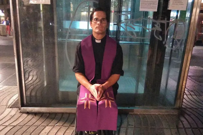 De esta forma un sacerdote devuelve la fe a testigos del atentado terrorista en Barcelona