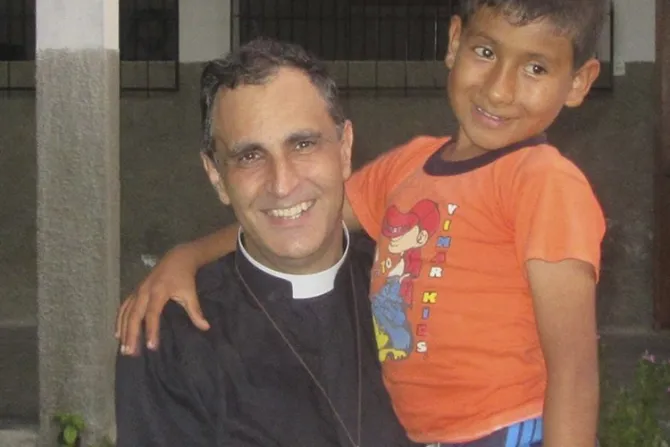 Así rescata este sacerdote a los niños de la pobreza en medio de la selva