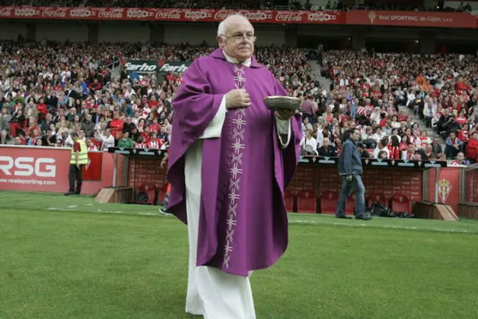 Entrenador prohíbe a capellán rezar con jugadores en liga española de fútbol