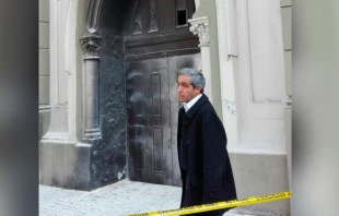 En la imagen el P. Galvarino Jofru00e9, Director de la comunidad que tiene a su cargo la Iglesia de la Gratitud Nacional, afuera del templo luego del nuevo ataque 