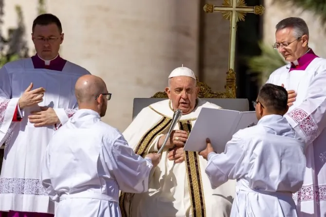 El Papa Francisco celebra la Misa del Domingo de Pascua 2023 ante miles de personas