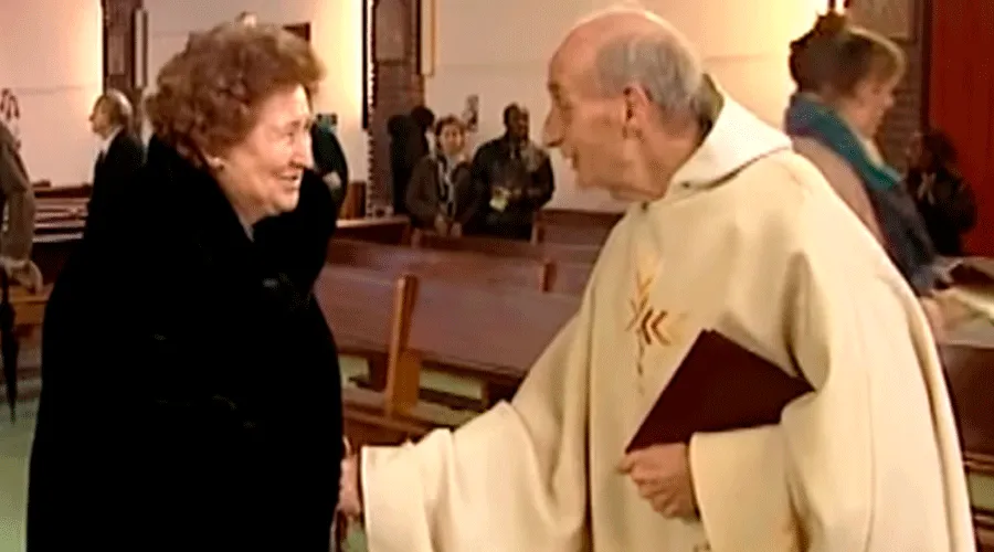 El P. Hamel saluda a una feligresa de su parroquia en Francia / Foto: Captura YouTube