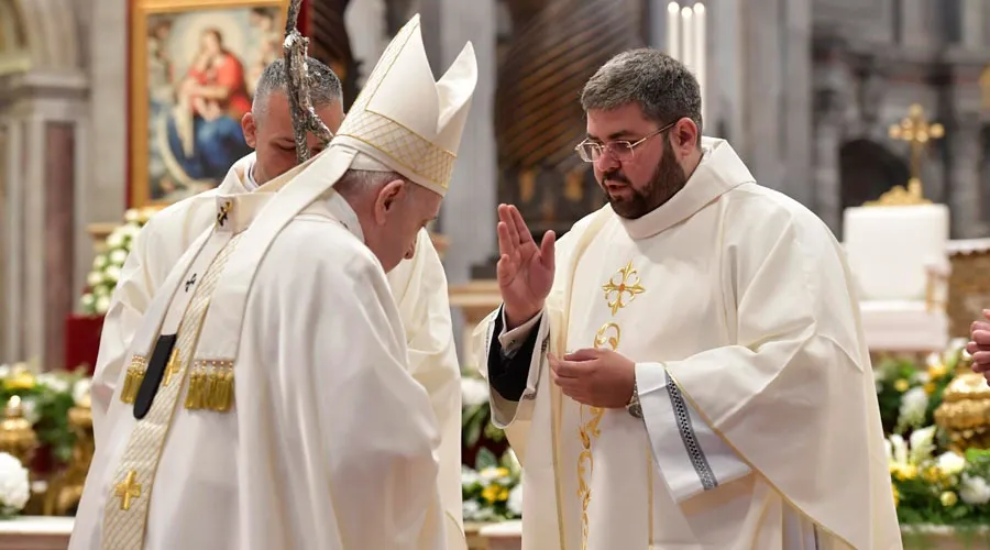 P. Mateus Henrique dando la bendición al Papa Francisco. Créditos: Vatican Media?w=200&h=150