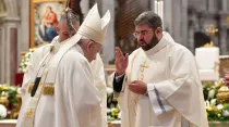 P. Mateus Henrique dando la bendición al Papa Francisco. Créditos: Vatican Media