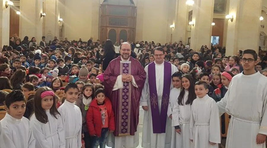 El P. Ibrahim con los niños afectados por la guerra en Alepo (Siria) / Foto: Custodia Tierra Santa