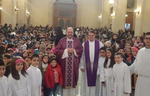 El P. Ibrahim con los niu00f1os afectados por la guerra en Alepo (Siria) / Foto: Custodia Tierra Santa 