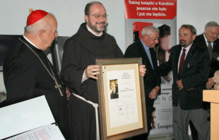 El P. Ibrahim Alsabagh recibiendo el premio Jan Karski Eagle 2017 / Foto: Cortesu00eda Iglesia latina de San Francisco de Asu00eds en Alepo, Siria  