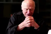 [VIDEO] ¿A qué edad debería jubilarse un sacerdote? Uno de 84 años contesta