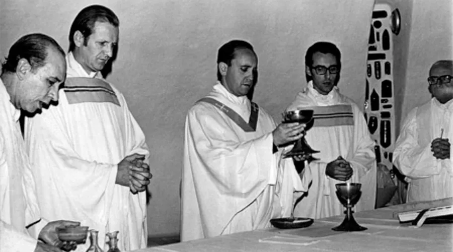 El P. Jorge Mario Bergoglio celebrando Misa