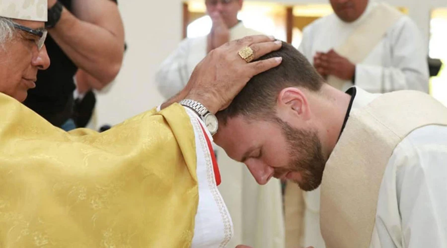 P. José Vicente Mora durante su ordenación sacerdotal por el Cardenal Leopoldo Brenes, Arzobispo de Managua (Nicaragua). Foto: ArchiValencia. ?w=200&h=150