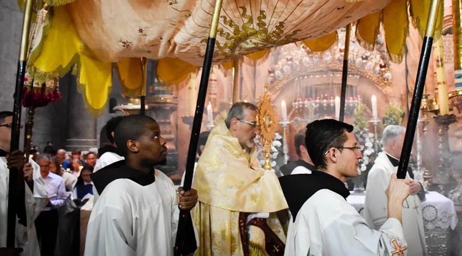 Mons. Pizzablla durante la procesión / Foto: Patriarcado Latino de Jerusalén?w=200&h=150
