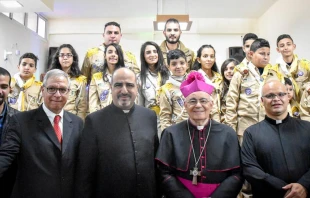 Mons. Giacinto-Boulos Marcuzzo con los catu00f3licos de la Franja de Gaza / Foto: Patriarcado Latino de Jerusalu00e9n 