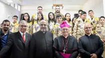 Mons. Giacinto-Boulos Marcuzzo con los católicos de la Franja de Gaza / Foto: Patriarcado Latino de Jerusalén