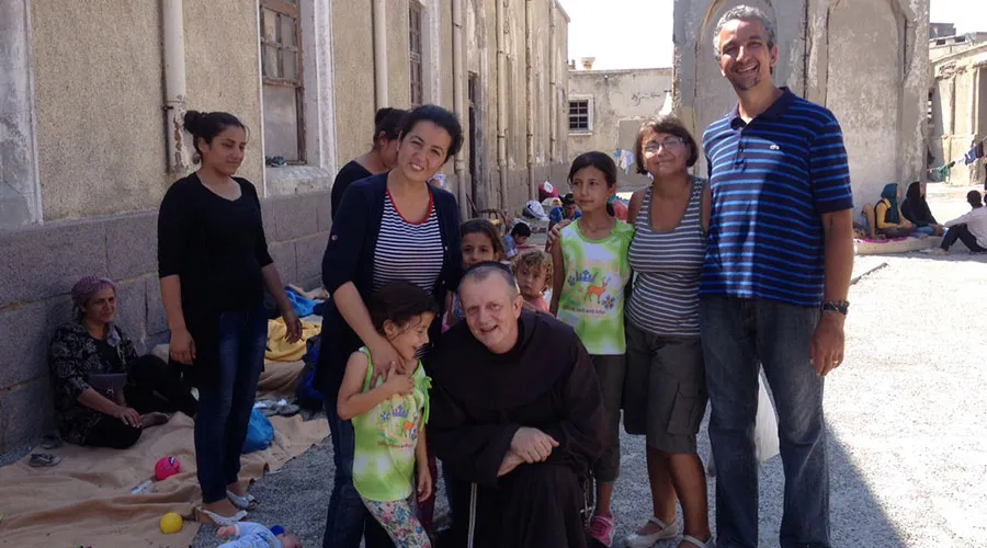 El P. Luke con un grupo de refugiados en las islas griegas / Foto: Cortesía P. Luke