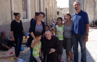 El P. Luke con un grupo de refugiados en las islas griegas / Foto: Cortesía P. Luke 