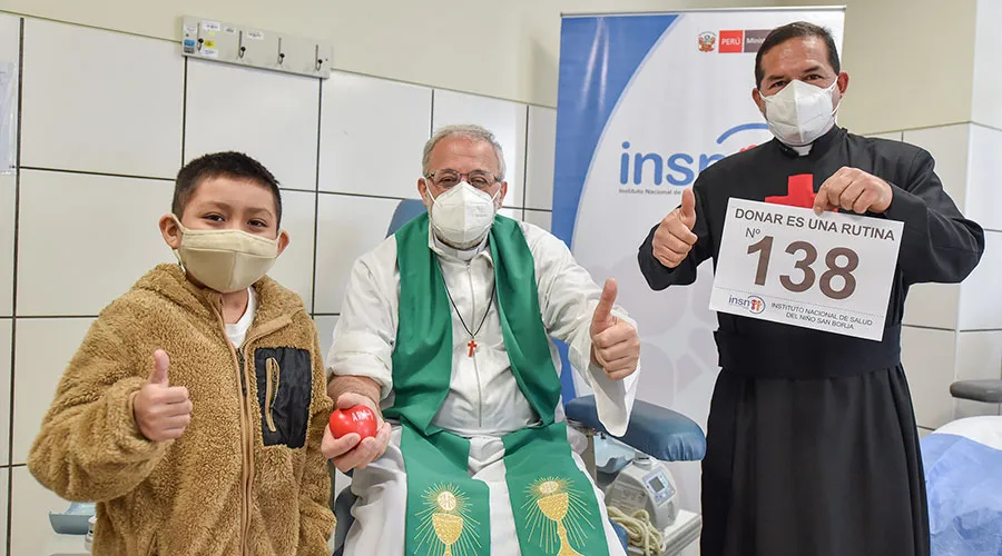 P. Mateo Bautista García donando sangre. Créditos: INSN San Borja?w=200&h=150