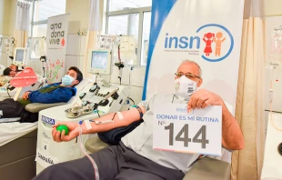P. Mateo Bautista Garcu00eda realizando su donaciu00f3n de sangre nu00famero 144. Cru00e9ditos: Instituto Nacional de Salud del Niu00f1o (INSN) San Borja 