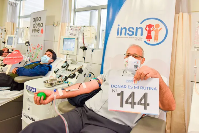 Sacerdote realiza su donación 144 de sangre para niños con enfermedades graves