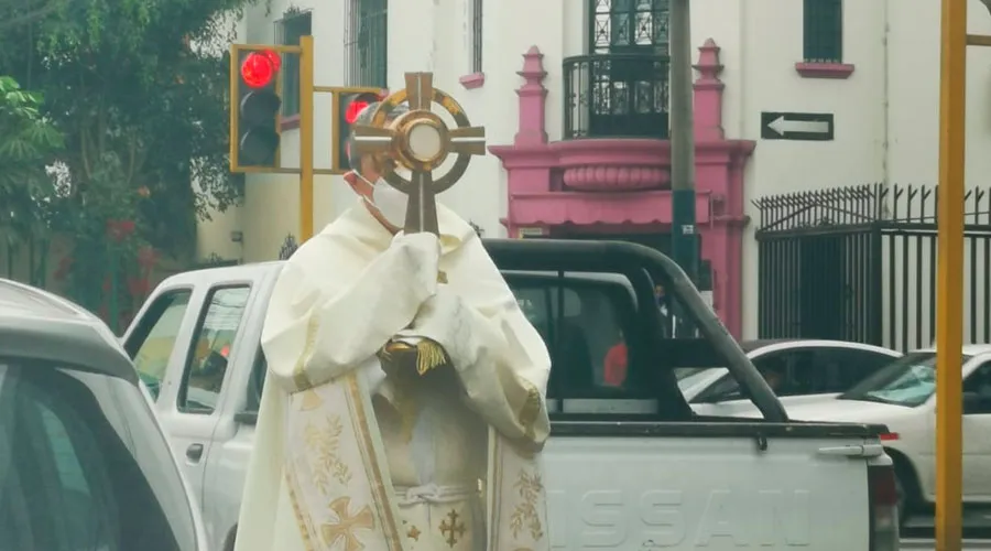 Por Corpus Christi, sacerdote lleva al Santísimo Sacramento por las calles de Perú