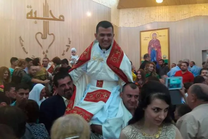 Irak: Ordenan 3 nuevos sacerdotes católicos en campo de refugiados