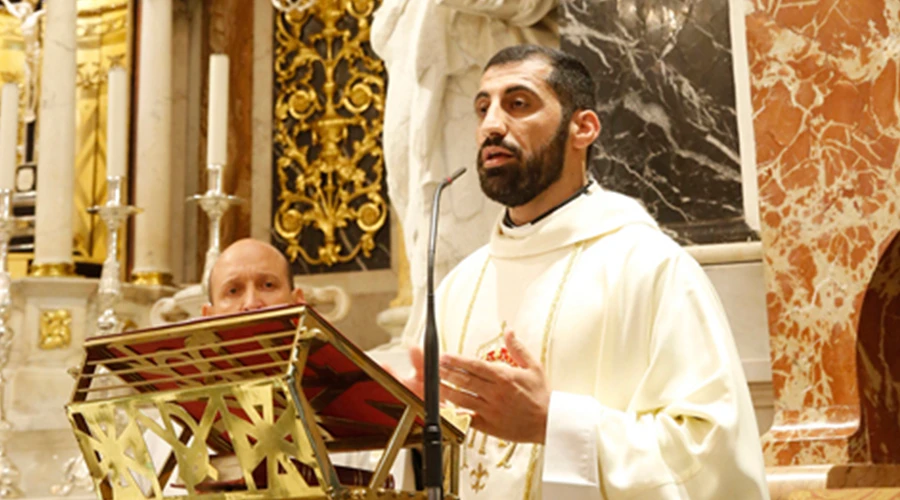 P. Naim Shoshandy durante la celebración de la Misa en la Basílica de los Desamparados de Valencia (España). Foto: Archivalencia / Alberto Saiz. ?w=200&h=150