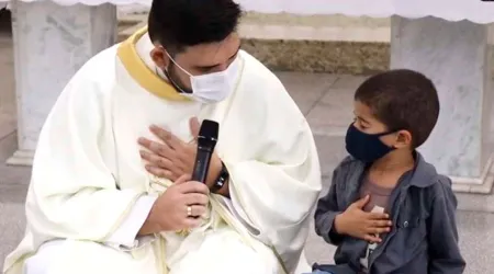 Niño interrumpió homilía para pedir al sacerdote que rece por su padrino