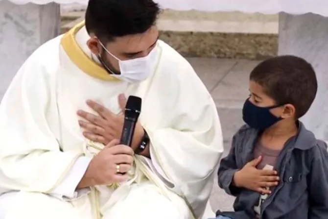 Niño interrumpió homilía para pedir al sacerdote que rece por su padrino