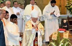 Mons. Ricardo Ezzati bendice el ataúd del Padre Ubaldo Santi+ (foto iglesiadesantiago.cl)