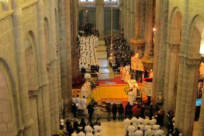 Mons. Jesús Fernández pide no olvidar a los necesitados en su ordenación como obispo