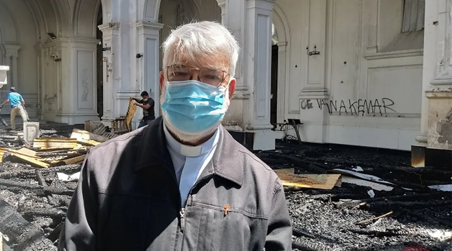 P. Pedro Narbona en el interior de una de sus parroquias tras ser vandalizada. Crédito: ACN Chile.