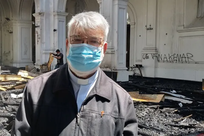 Párroco de iglesias vandalizadas en Chile recibe galardón de libertad religiosa 