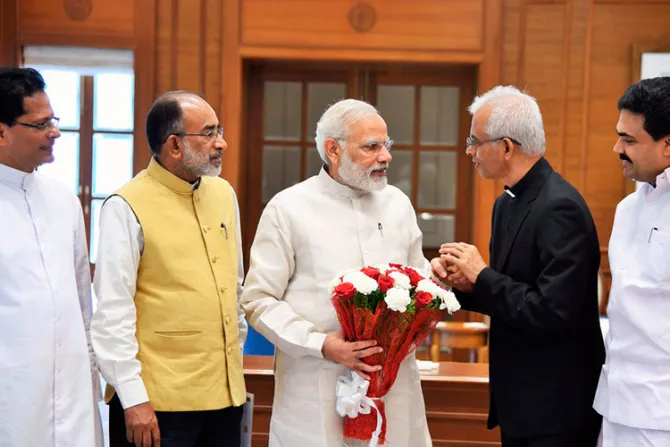FOTOS: P. Tom Uzhunnalil vuelve a la India y es recibido por el primer ministro