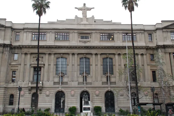 Disturbios obligan a cerrar campus de Pontificia Universidad Católica de Chile